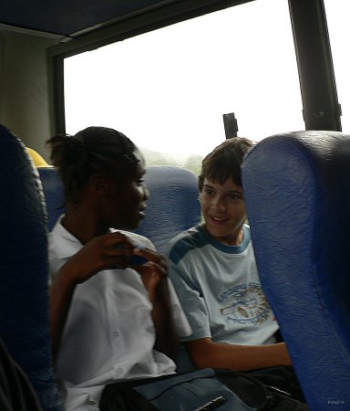 37- Discussion d'ecoliers dans le bus 